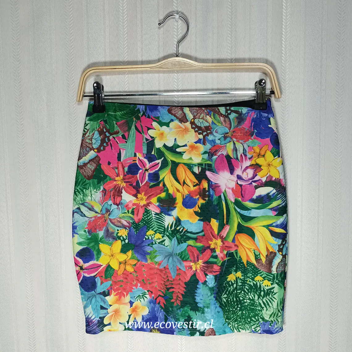 Falda Tubo Elasticada Corta con Estampado Tropical y Floral 1