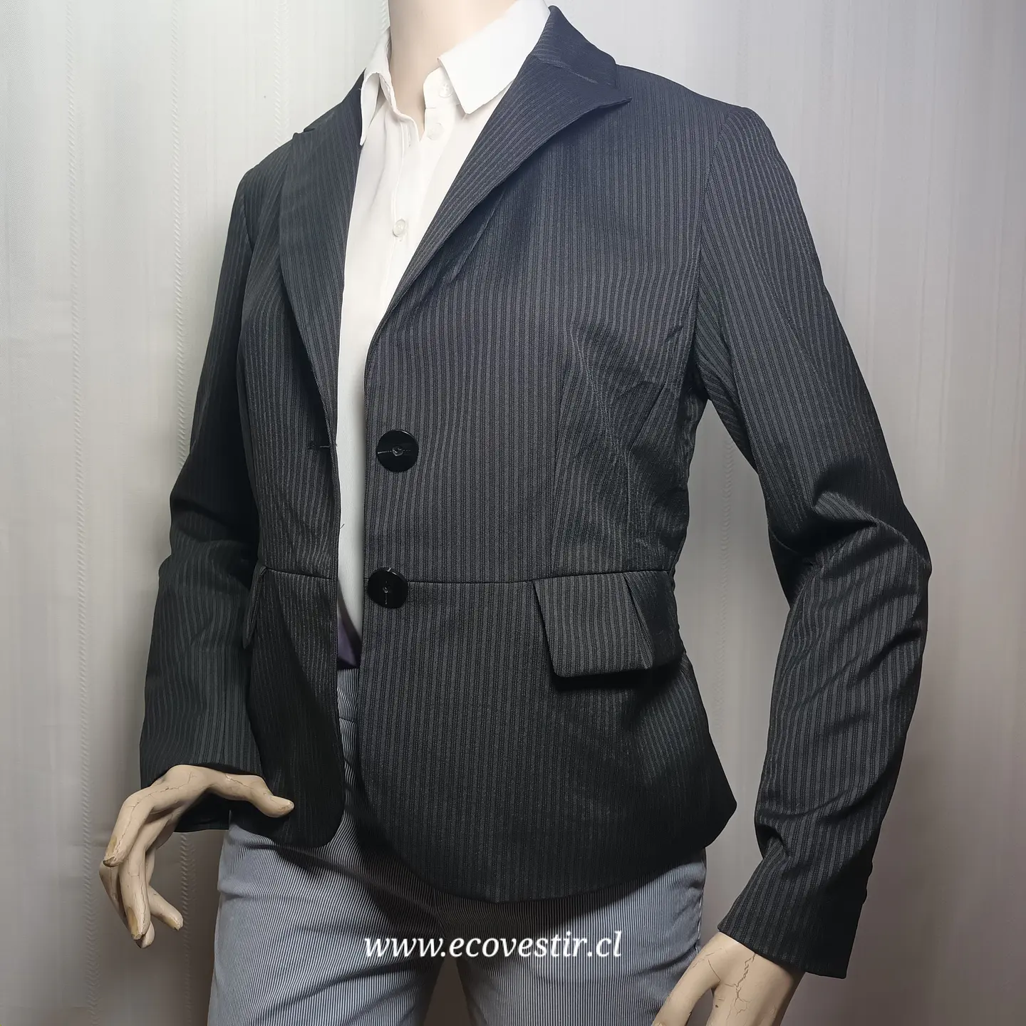 Blazer Ejecutivo Gris con Finas Rayas Verticales – Doncaster Collection (Talla 8 / M) 5