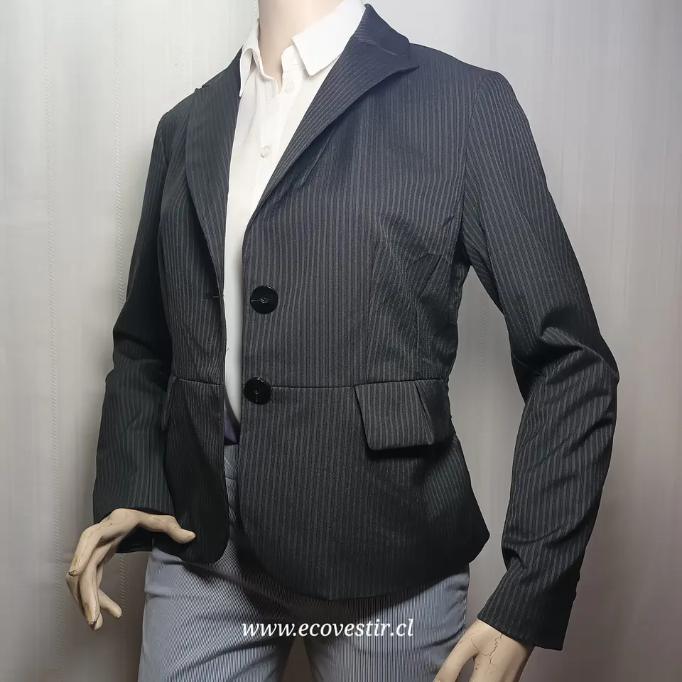 Blazer Ejecutivo Gris con Finas Rayas Verticales – Doncaster Collection (Talla 8 / M) 5
