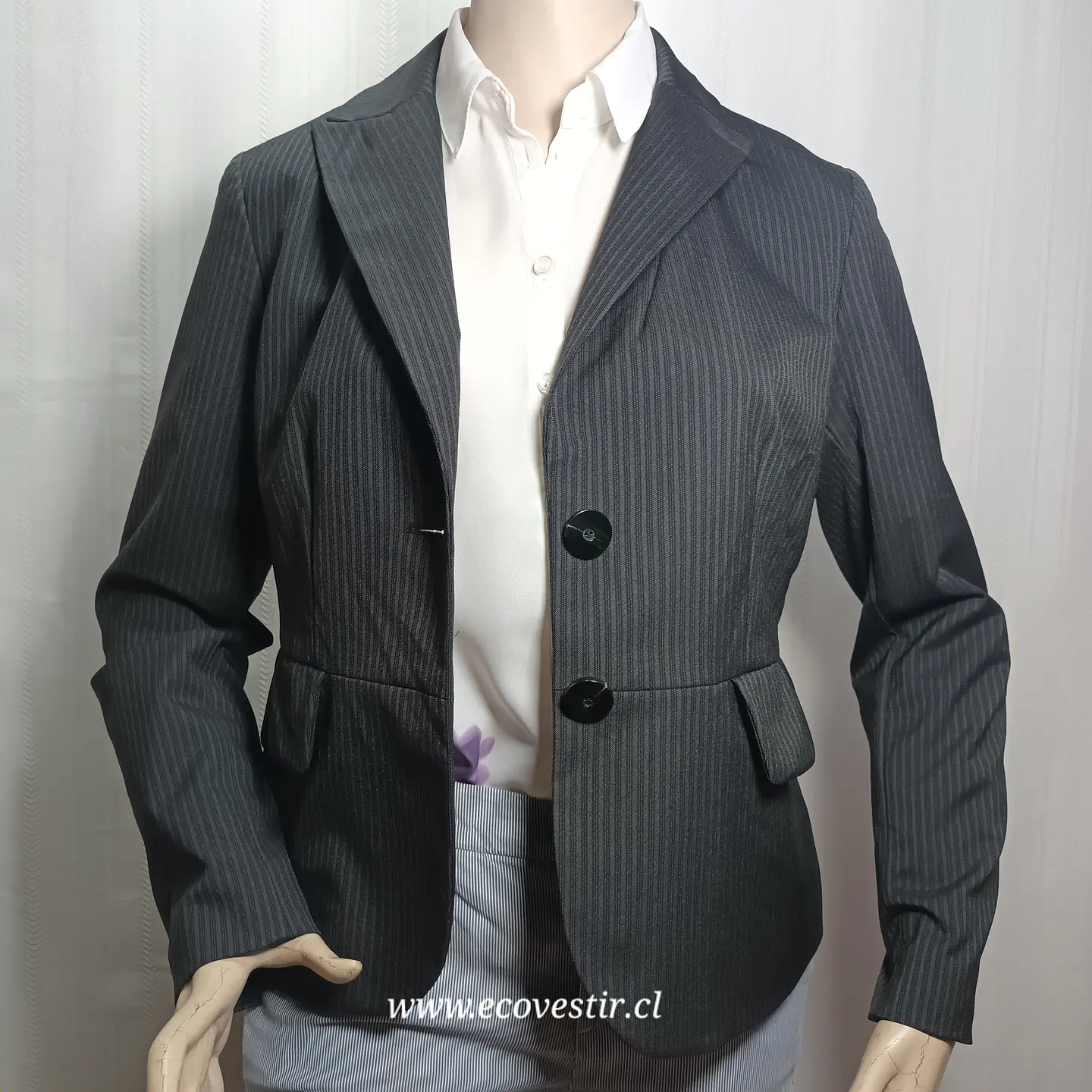 Blazer Ejecutivo Gris con Finas Rayas Verticales – Doncaster Collection (Talla 8 / M) 6