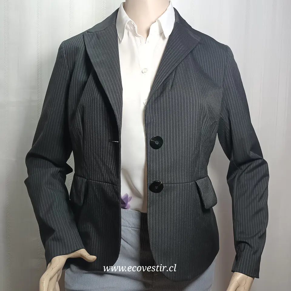 Blazer Ejecutivo Gris con Finas Rayas Verticales – Doncaster Collection (Talla 8 / M) 6