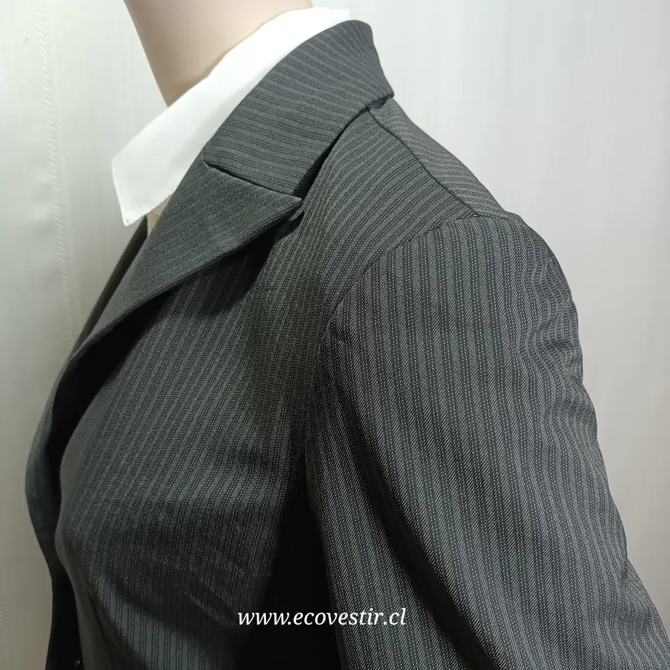 Blazer Ejecutivo Gris con Finas Rayas Verticales – Doncaster Collection (Talla 8 / M) 2