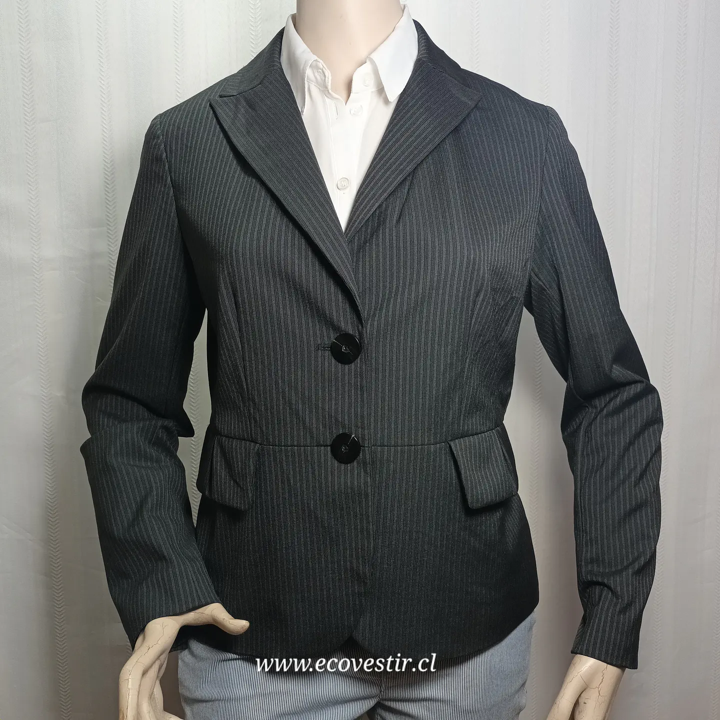 Blazer Ejecutivo Gris con Finas Rayas Verticales – Doncaster Collection (Talla 8 / M) 3