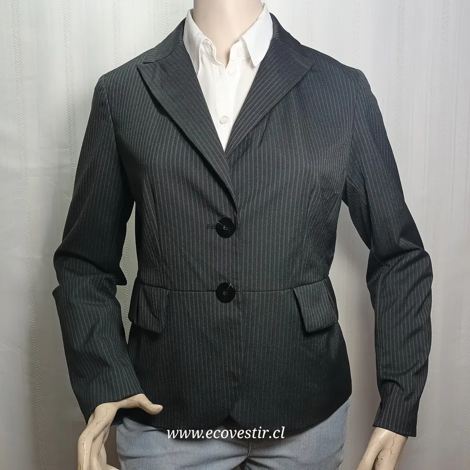 Blazer Ejecutivo Gris con Finas Rayas Verticales – Doncaster Collection (Talla 8 / M) 3