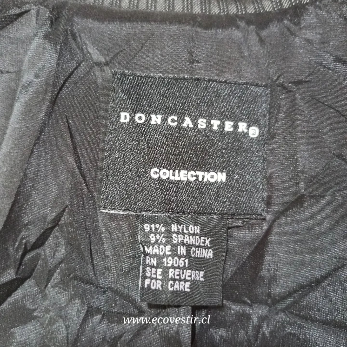 Blazer Ejecutivo Gris con Finas Rayas Verticales – Doncaster Collection (Talla 8 / M) 9