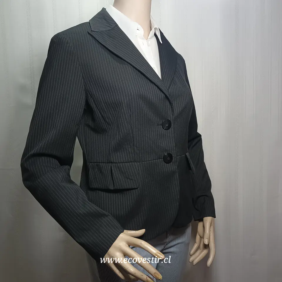 Blazer Ejecutivo Gris con Finas Rayas Verticales – Doncaster Collection (Talla 8 / M) 1