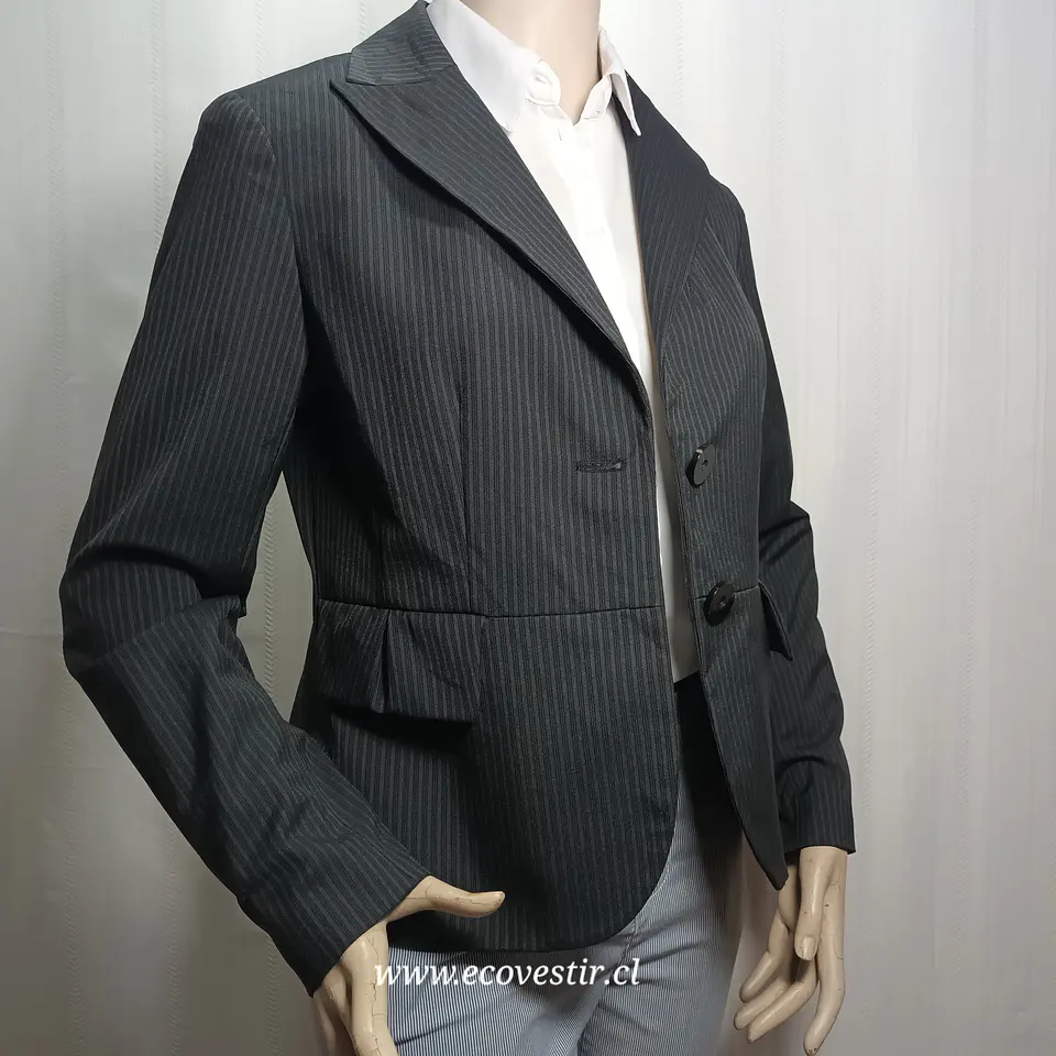 Blazer Ejecutivo Gris con Finas Rayas Verticales – Doncaster Collection (Talla 8 / M) 4