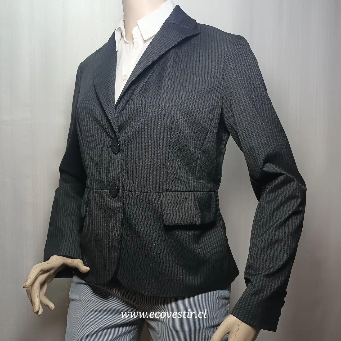 Blazer Ejecutivo Gris con Finas Rayas Verticales – Doncaster Collection (Talla 8 / M) 7