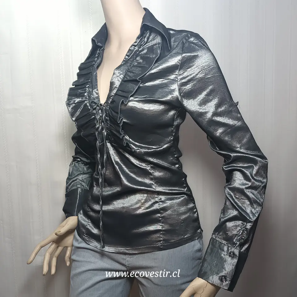 Camisa Satinada Metalizada Gris con Volantes y Acordonado KOKINO - Talla L (Calce S/M) 1