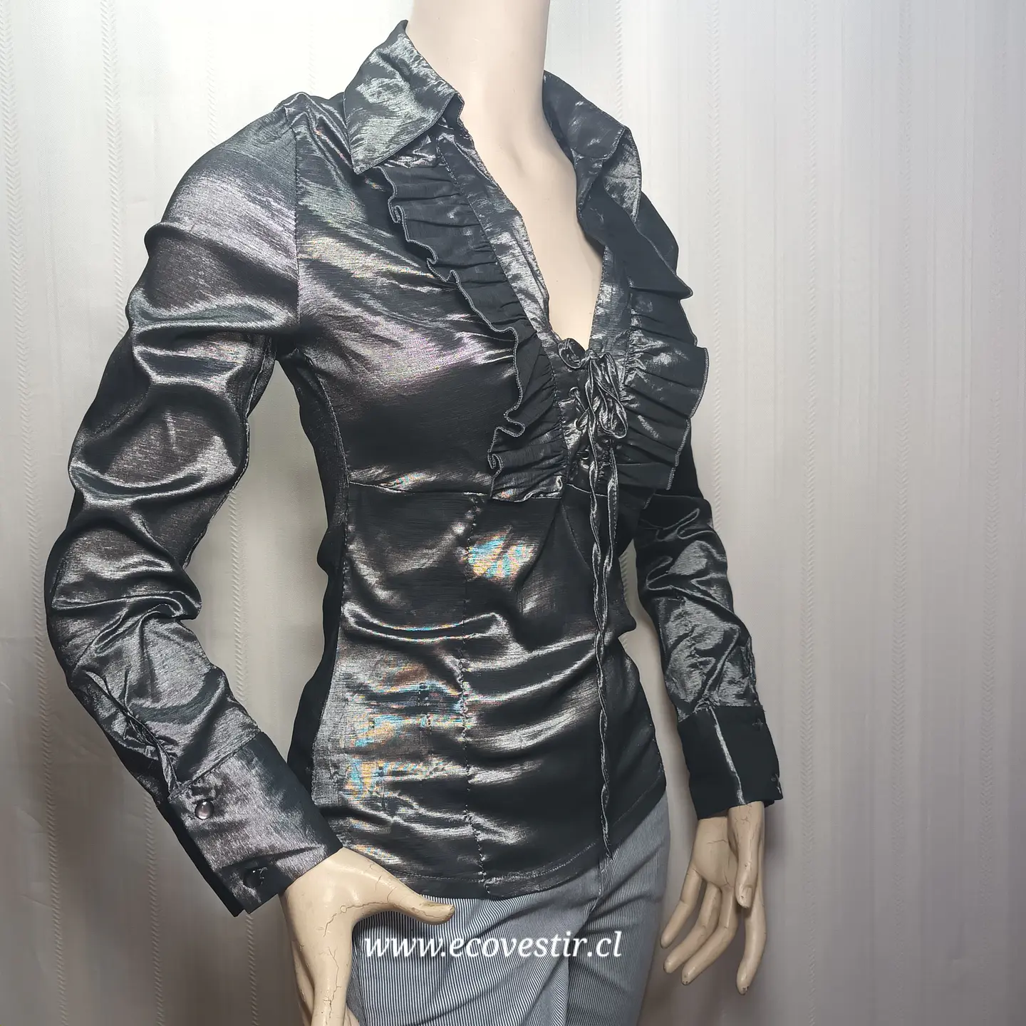 Camisa Satinada Metalizada Gris con Volantes y Acordonado KOKINO - Talla L (Calce S/M) 2