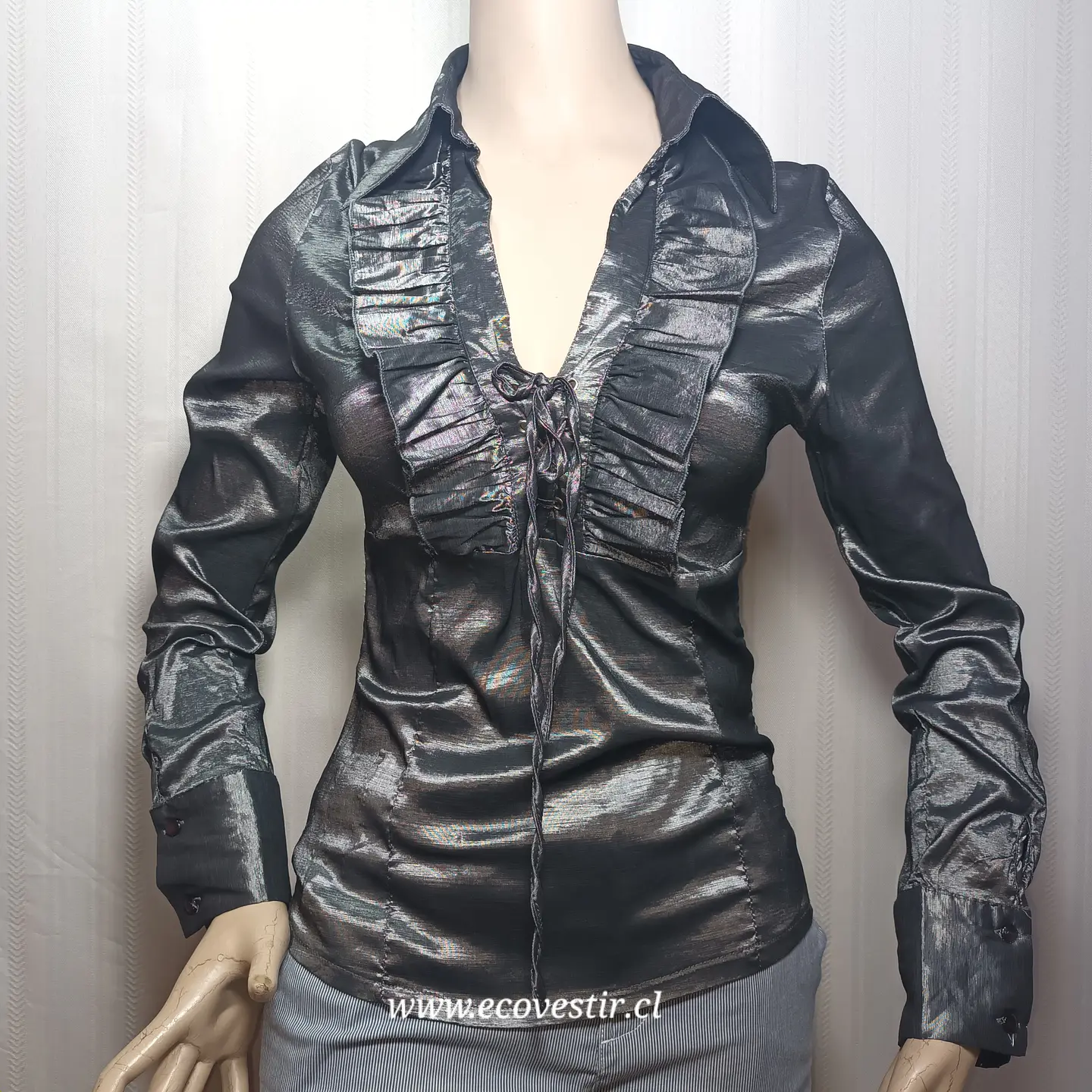 Camisa Satinada Metalizada Gris con Volantes y Acordonado KOKINO - Talla L (Calce S/M) 3