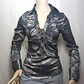Camisa Satinada Metalizada Gris con Volantes y Acordonado KOKINO - Talla L (Calce S/M) - Miniatura 3