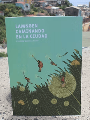 Lamngen caminando en la ciudad