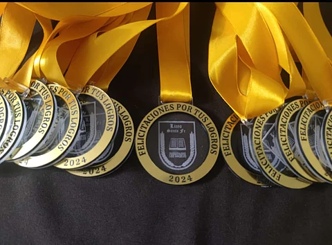 Medalla de acrílico bicapa