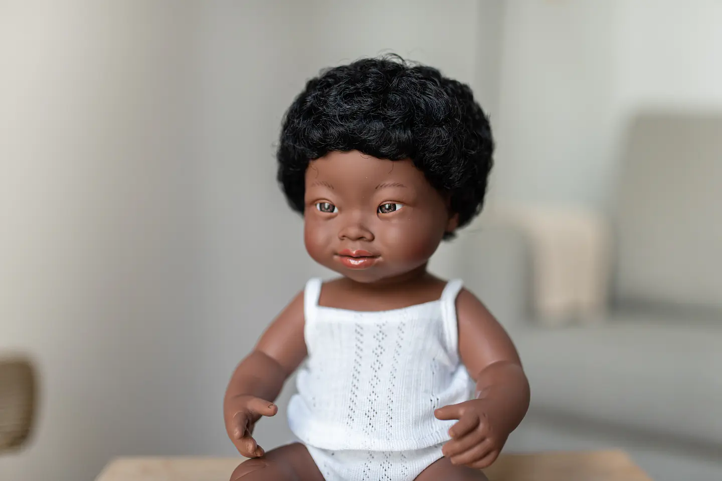 Muñeca Kamal Síndrome Down 38 cm sin ropa 4