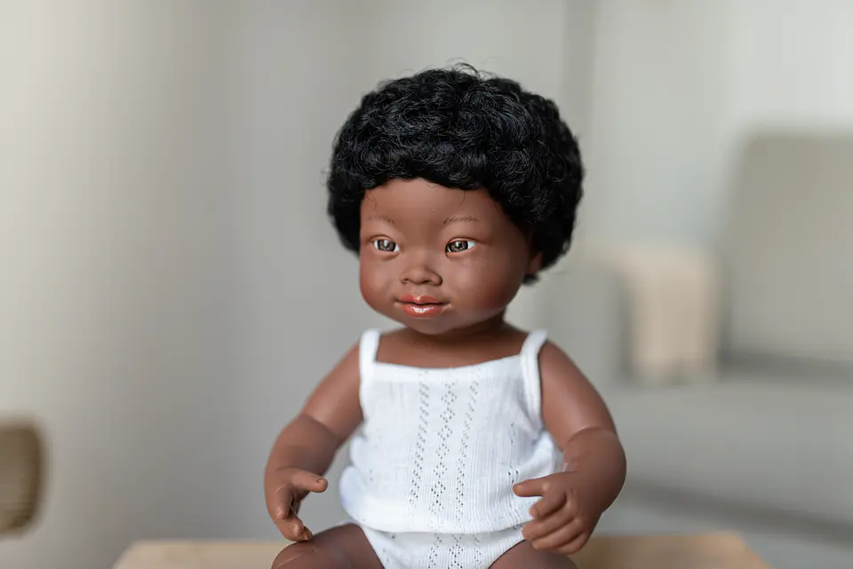 Muñeca Kamal Síndrome Down 38 cm sin ropa 4