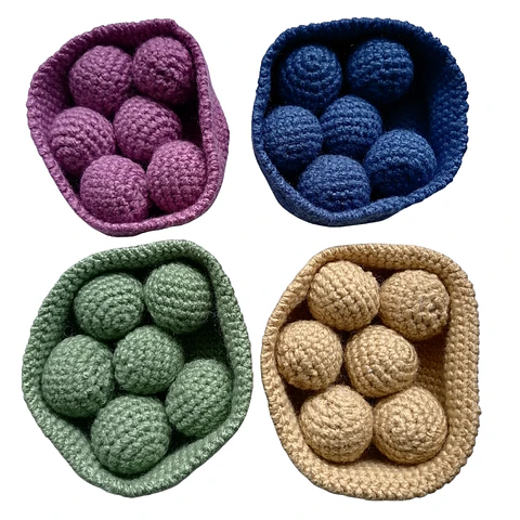 Set de 4 Cuencos con 6 Pelotas Tejidas