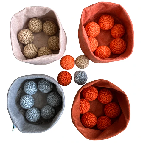 Set de 4 Cuencos de Fieltro con Pelotas Tejidas
