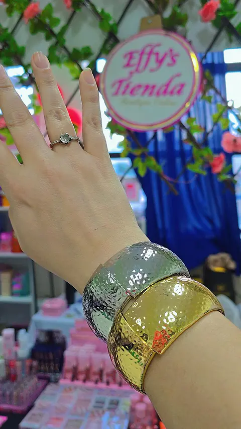 Brazalete asimétrico tono dorado