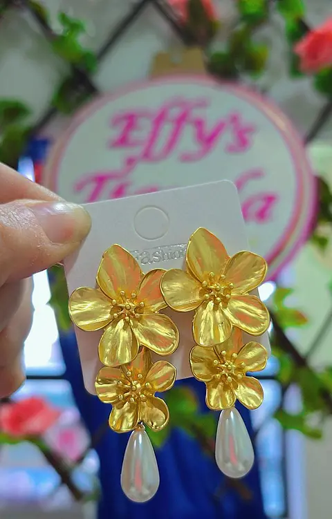 Aros Dúo Floral Matte Perla Colgante Dorado