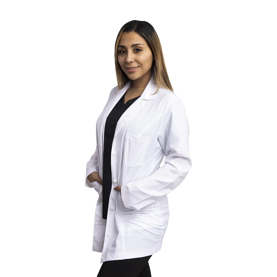 Bata Clínica Blanca Antifluido para Mujer | Égida Uniformes 2