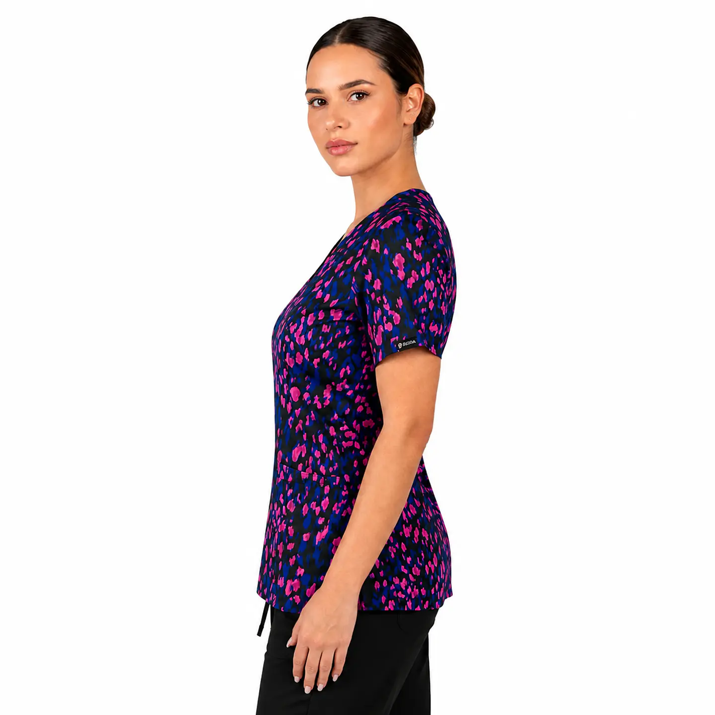 Blusa Clinica Estampado Azul Marino con pétalos rosados 3