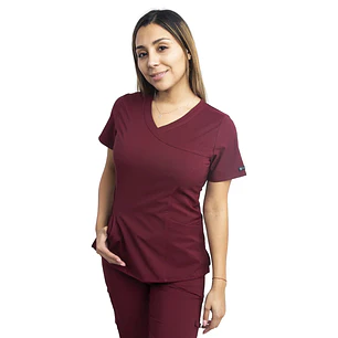 Blusa Clínica Mujer Burdeo con Corte Asimétrico | Modelo Aurora