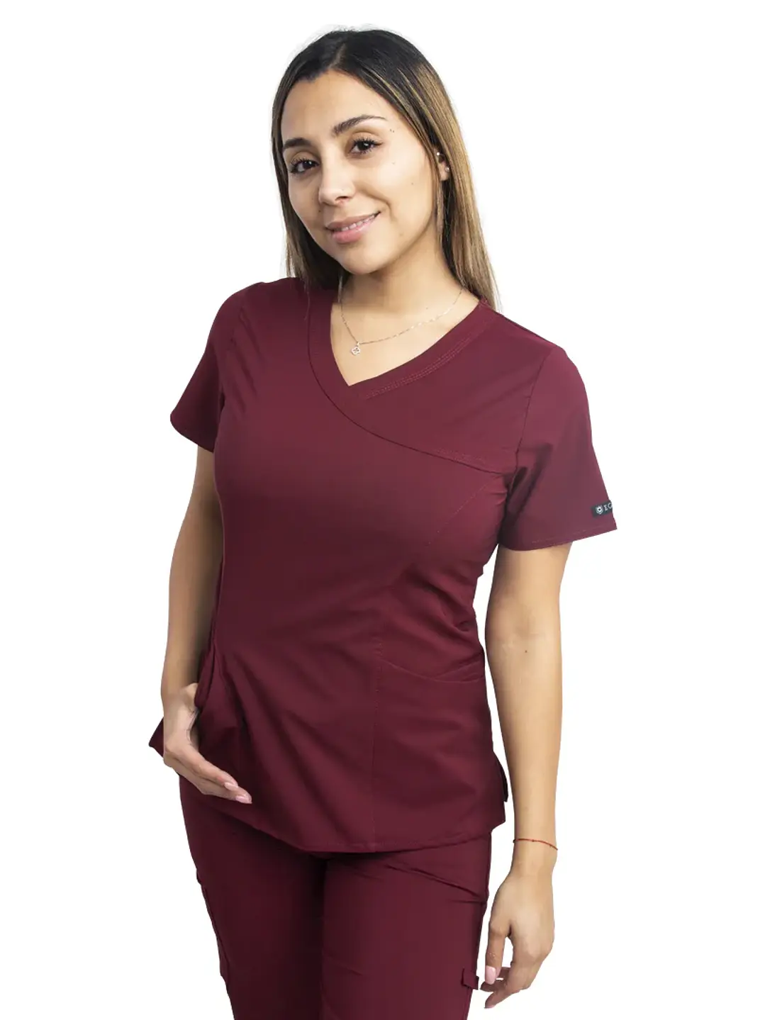 Blusa Clínica Mujer Burdeo con Corte Asimétrico | Modelo Aurora 1