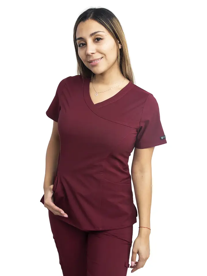 Blusa Clínica Mujer Burdeo con Corte Asimétrico | Modelo Aurora 1