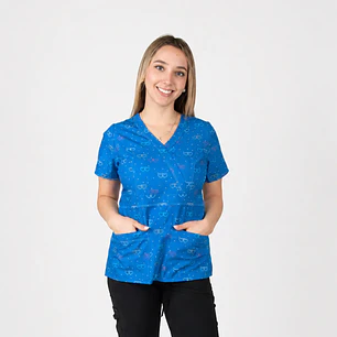 Blusa Clínica Azul Rey Estampada Corazones | Egida Uniformes