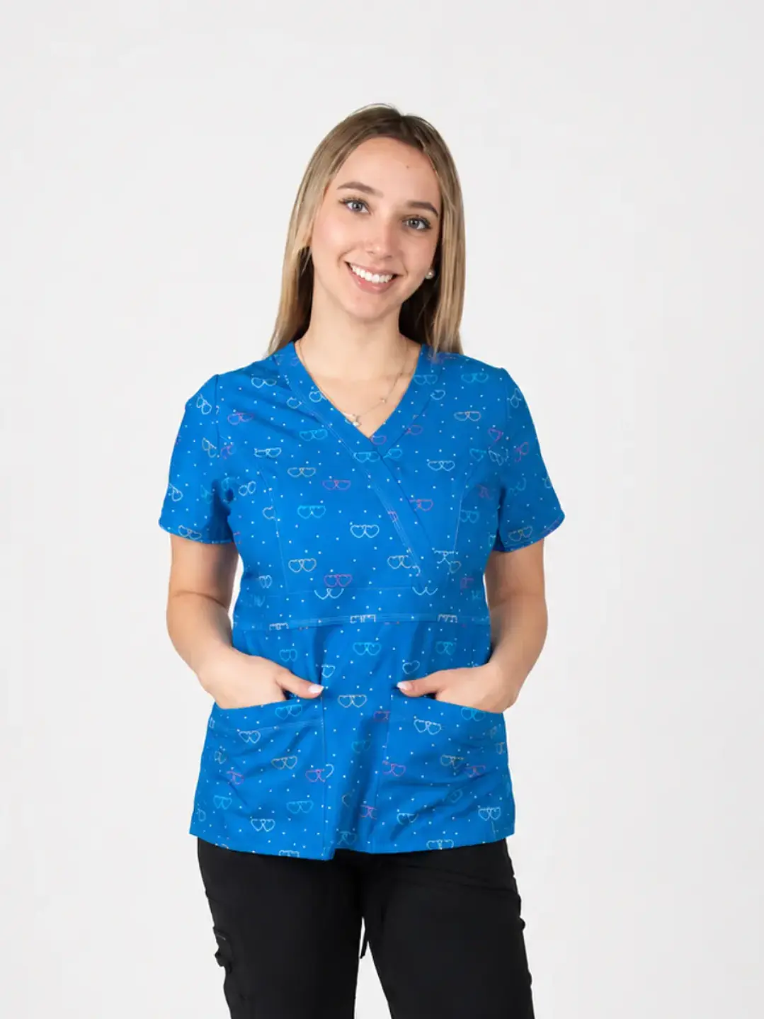 Blusa Clínica Azul Rey Estampada Corazones | Egida Uniformes 1