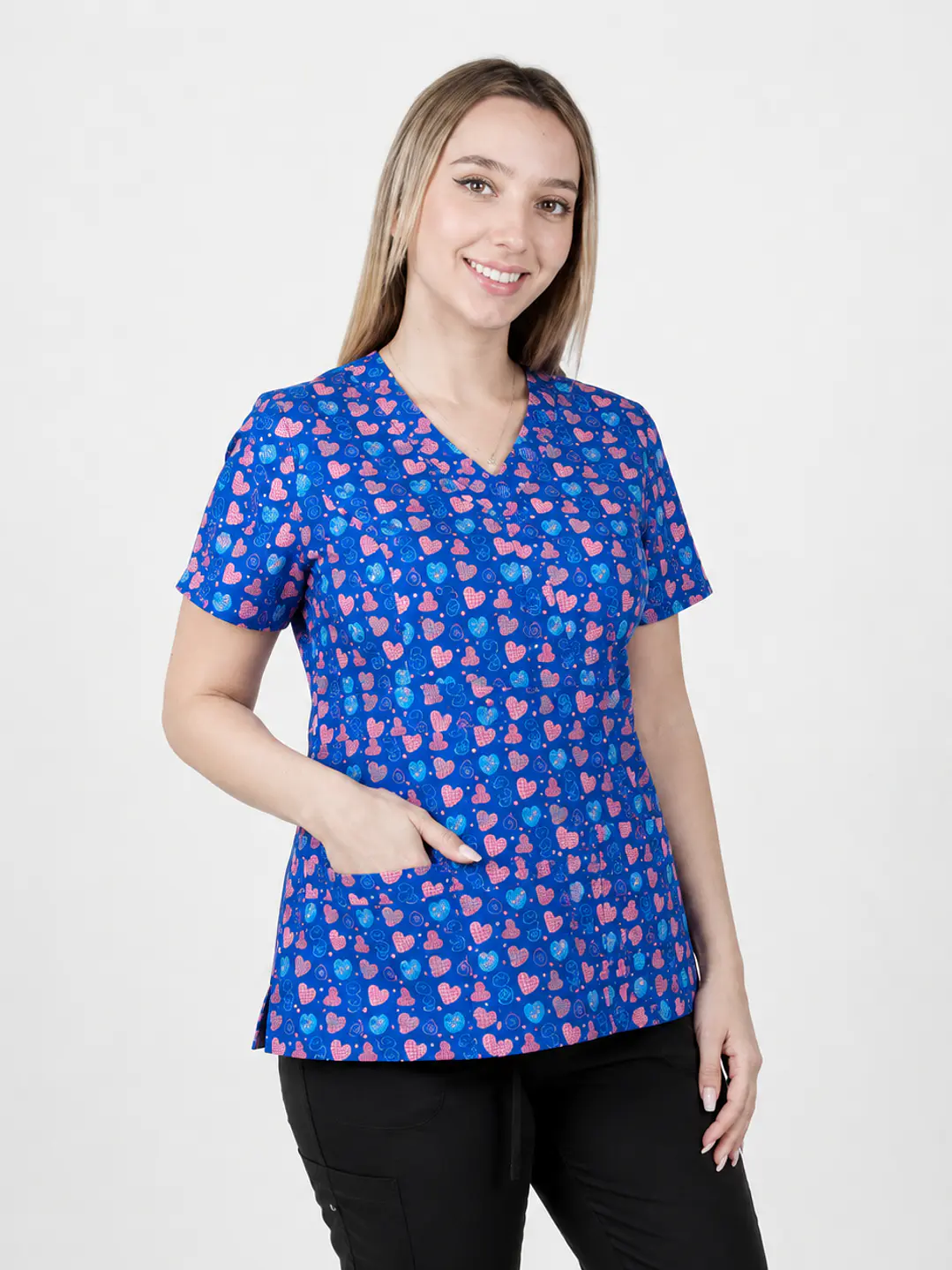 Blusa Clínica Estampada Corazones Multicolores | Égida Uniformes 1