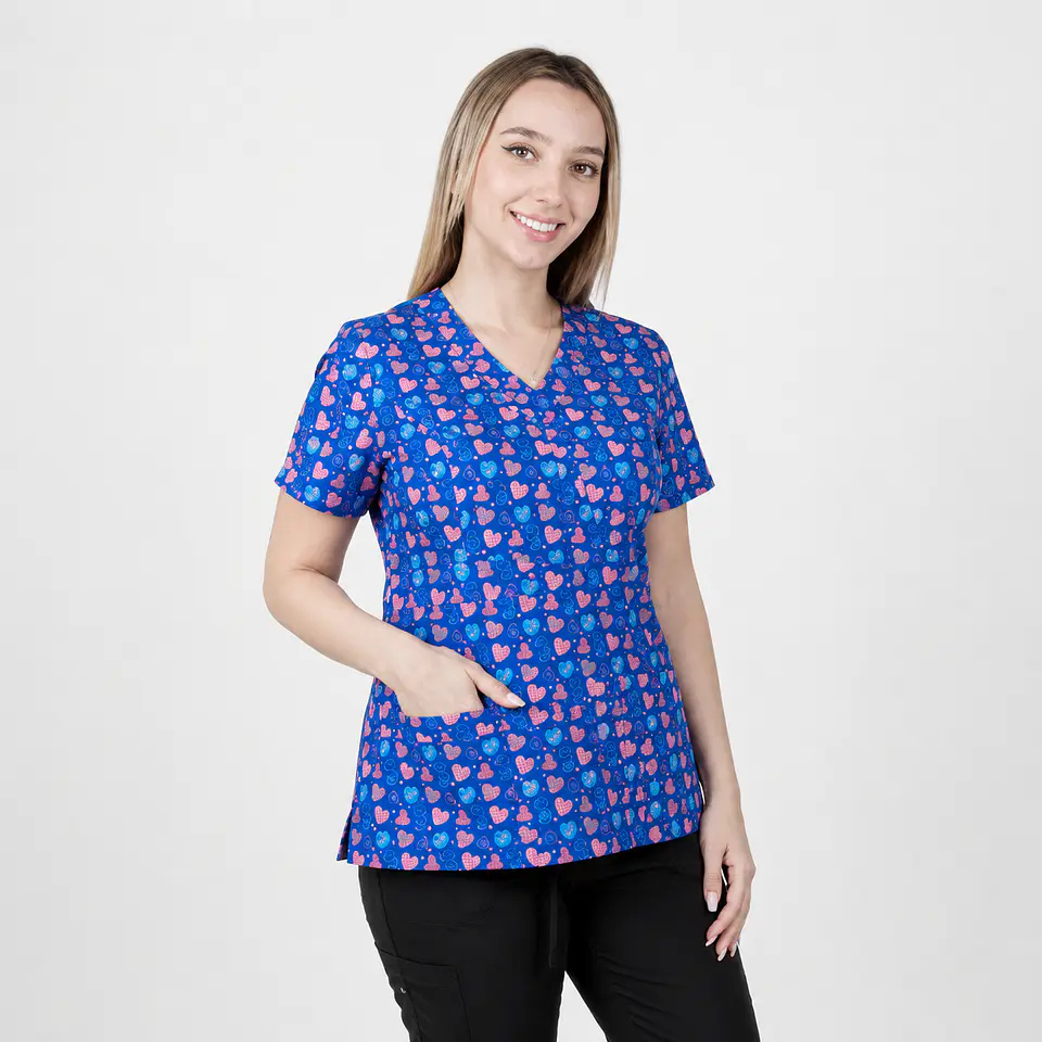 Blusa Clínica Estampada Corazones Multicolores | Égida Uniformes 2