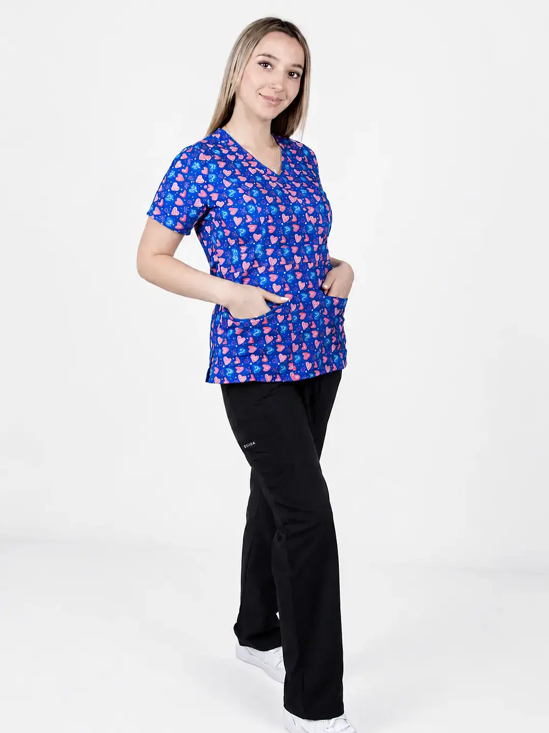 ​Conjunto Clínico Mujer - Blusa Estampada Corazones Azul Rey & Pantalón Cargo Negro 1