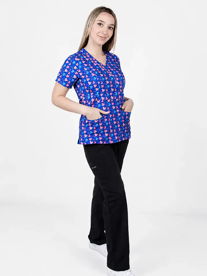 ​Conjunto Clínico Mujer - Blusa Estampada Corazones Azul Rey & Pantalón Cargo Negro 1