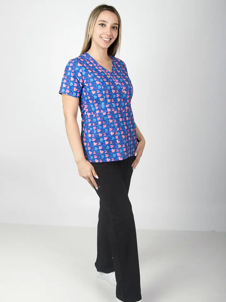 ​Conjunto Clínico Mujer - Blusa Estampada Corazones Azul Rey & Pantalón Cargo Negro 1
