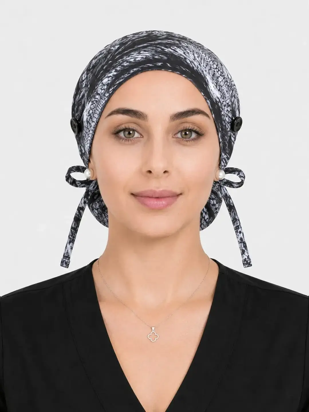Gorro Médico Estampado Nebulusa Gris para Mujer con Botón - Uniformes clínicos Égida Chile