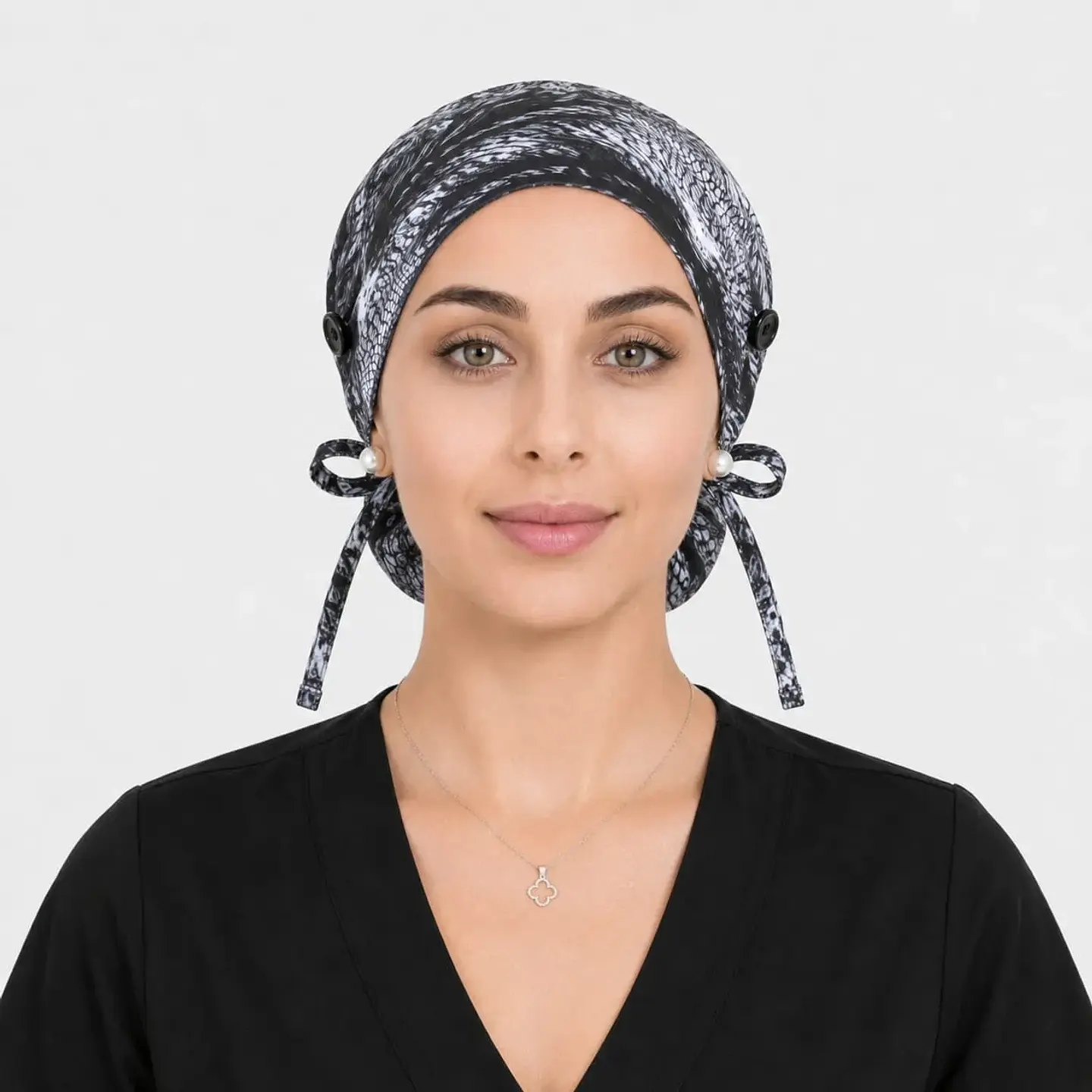 Gorro Médico Estampado Nebulusa Gris para Mujer con Botón 2