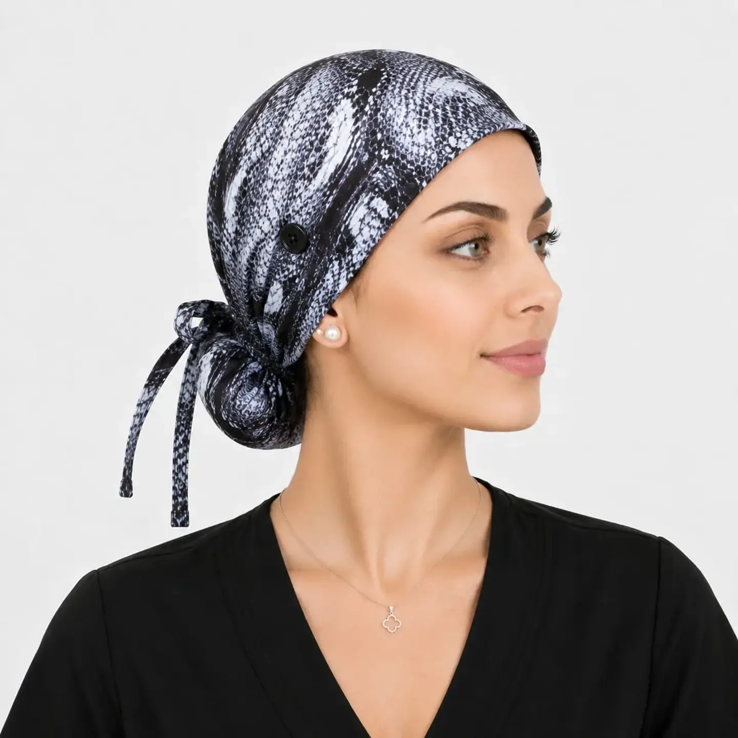 Gorro Médico Estampado Nebulusa Gris para Mujer con Botón 3