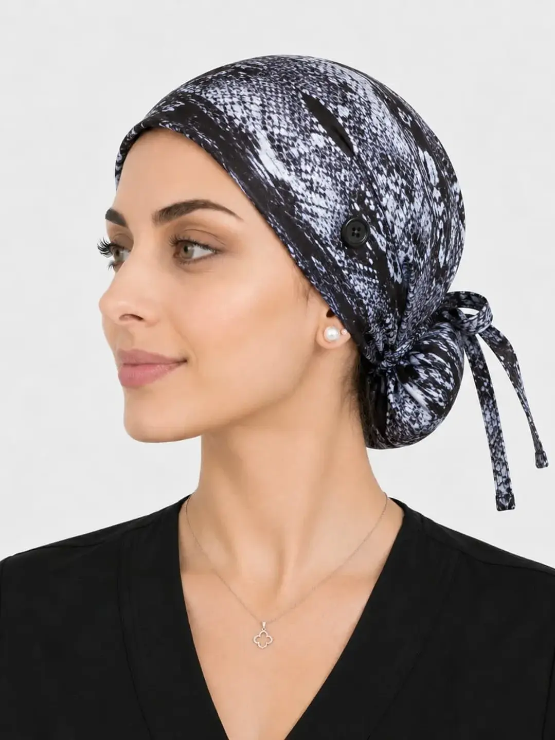 Gorro Médico Estampado Nebulusa Gris para Mujer con Botón - Uniformes clínicos Égida Chile