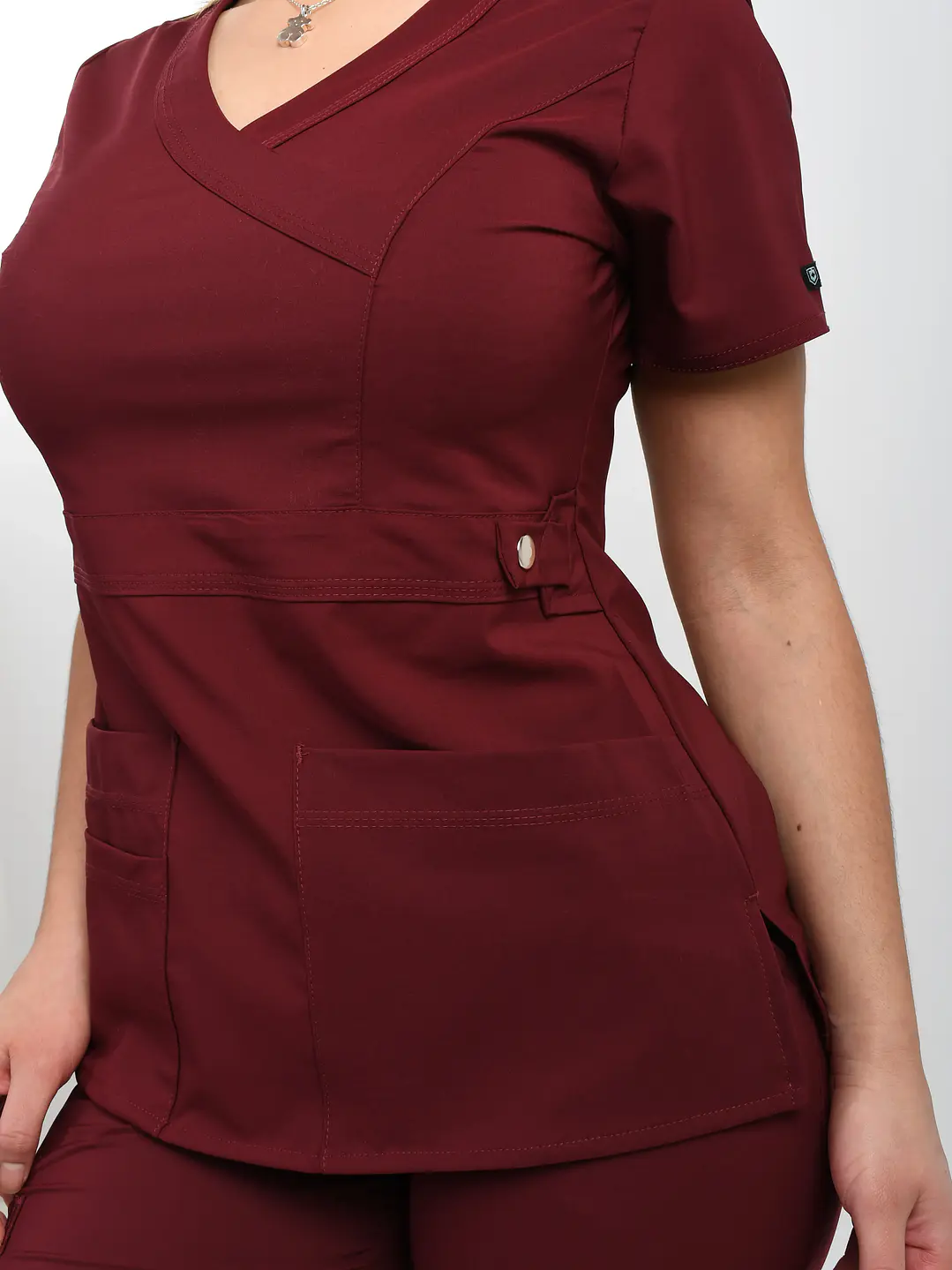 Conjunto Clínico Cargo Premium Antifluido Mujer – Burdeo - Uniformes clínicos Égida Chile
