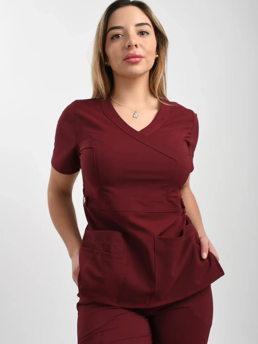 Conjunto Clínico Cargo Premium Antifluido Mujer – Burdeo - Uniformes clínicos Égida Chile