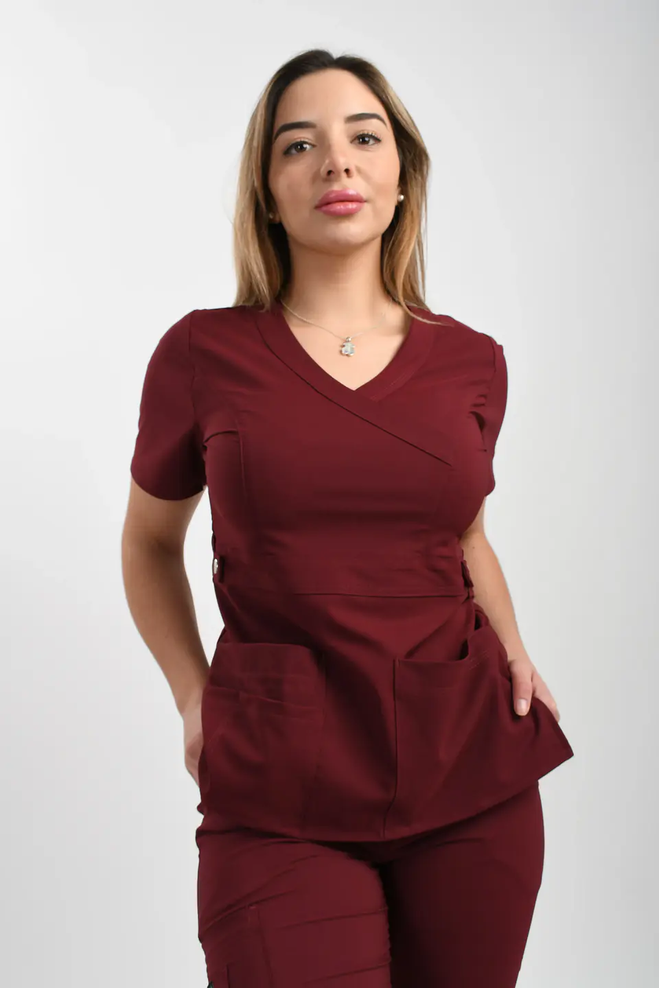 Conjunto Clínico Cargo Premium Antifluido Mujer – Burdeo 10