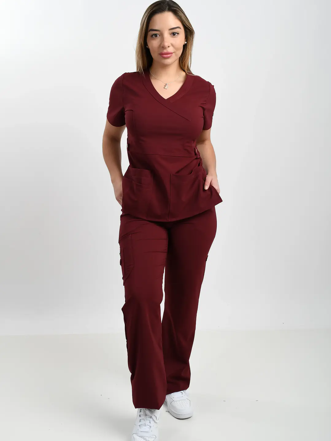 Conjunto Clínico Cargo Premium Antifluido Mujer – Burdeo - Uniformes clínicos Égida Chile