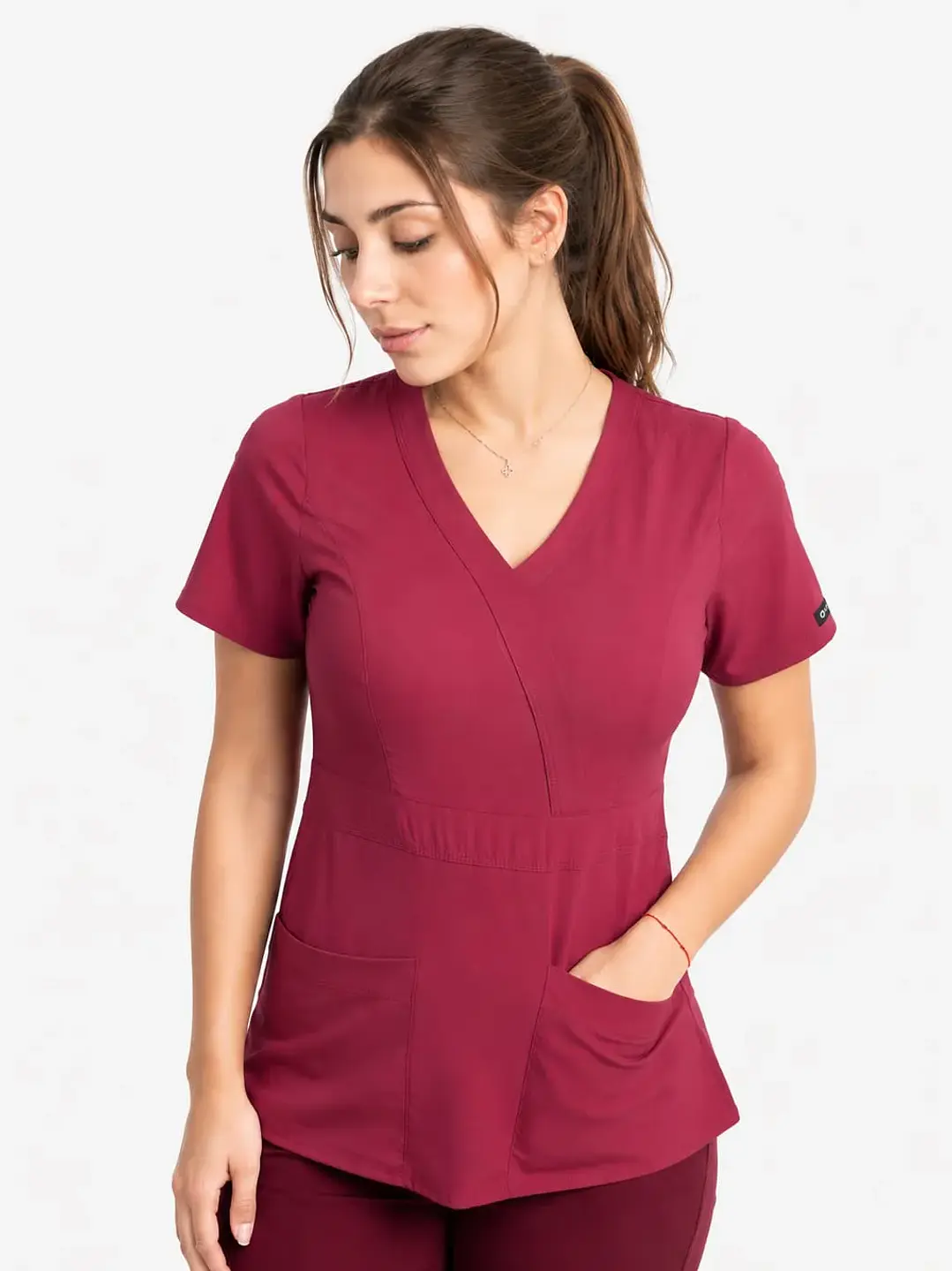 Blusa Modelo Venus Burdeo - Tela Elasticada Antifluido - Uniformes clínicos Égida Chile