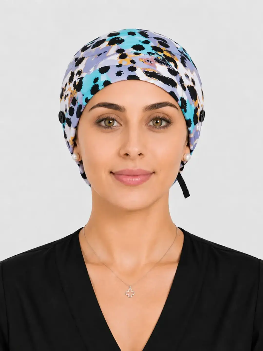 Gorro Quirúrgico con Botones para Mascarilla - Diseño Animal Print Turquesa - Uniformes clínicos Égida Chile