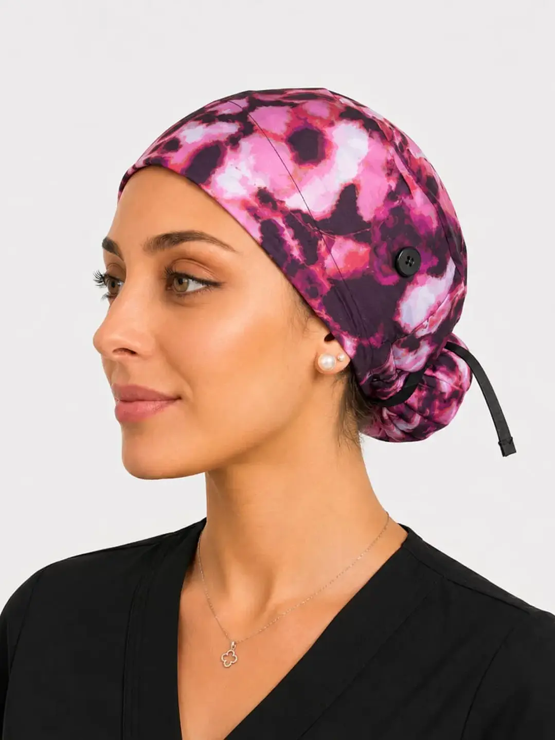 Gorro Quirúrgico con Botones para Mascarilla - Animal Print Fucsia - Uniformes clínicos Égida Chile