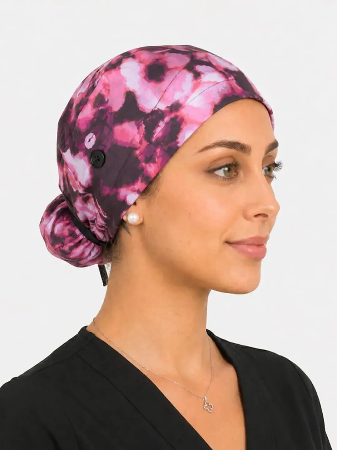 Gorro Quirúrgico con Botones para Mascarilla - Animal Print Fucsia - Uniformes clínicos Égida Chile