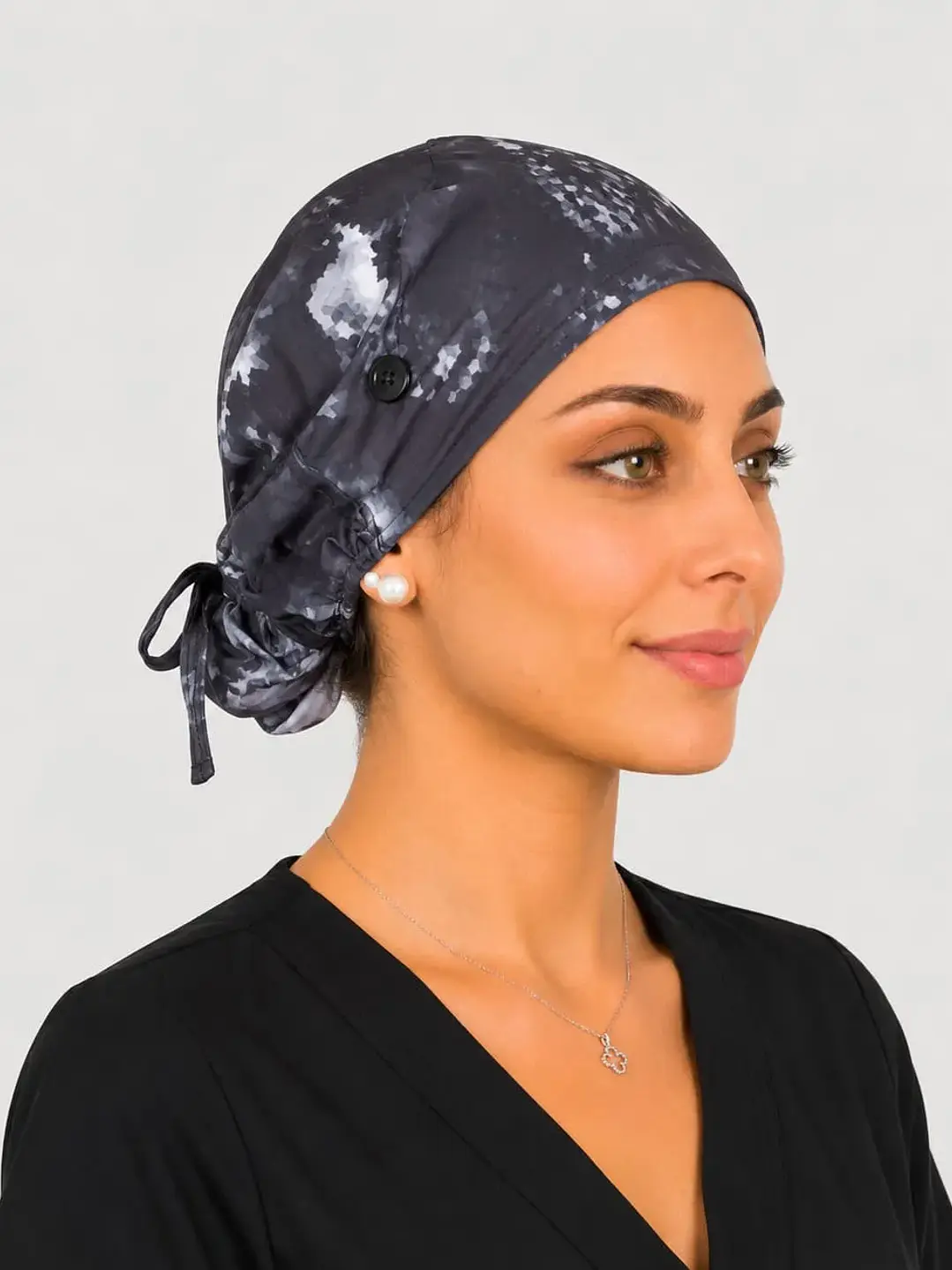 Gorro Clínico con Botones para Mascarilla - Camuflaje Gris Oscuro - Uniformes clínicos Égida Chile