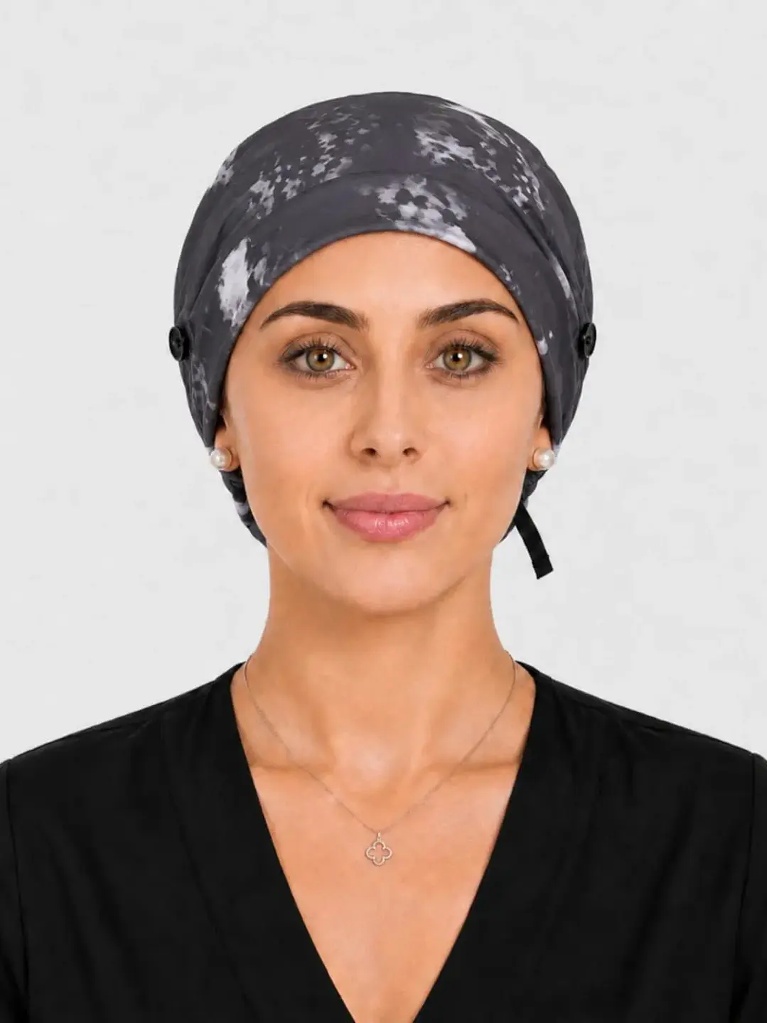 Gorro Clínico con Botones para Mascarilla - Camuflaje Gris Oscuro - Uniformes clínicos Égida Chile